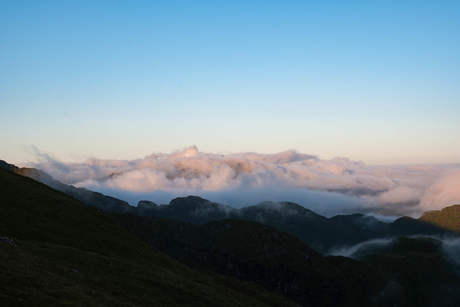 Бесплатное фото Вид на облака с горного хребта