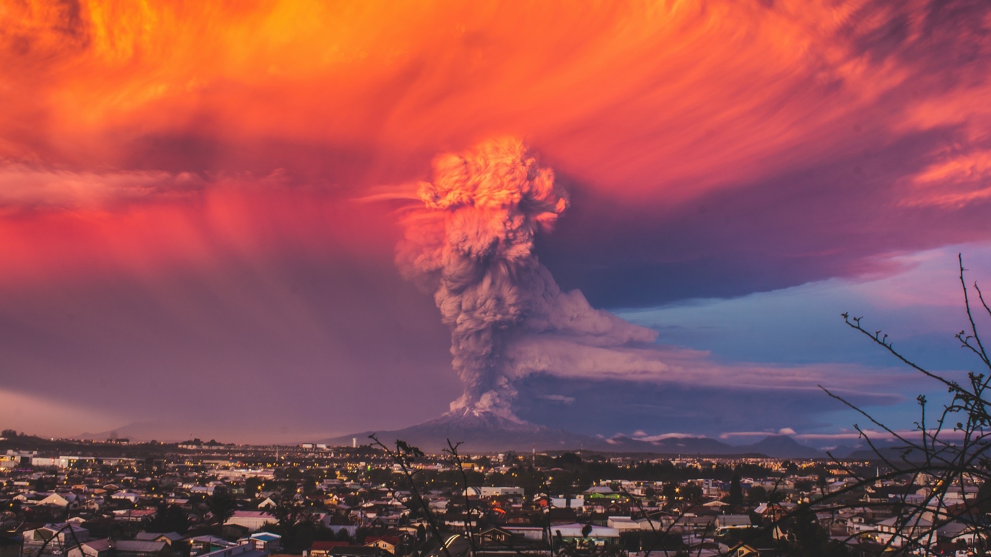 Фото бесплатно обои вулкан, дым, городской пейзаж