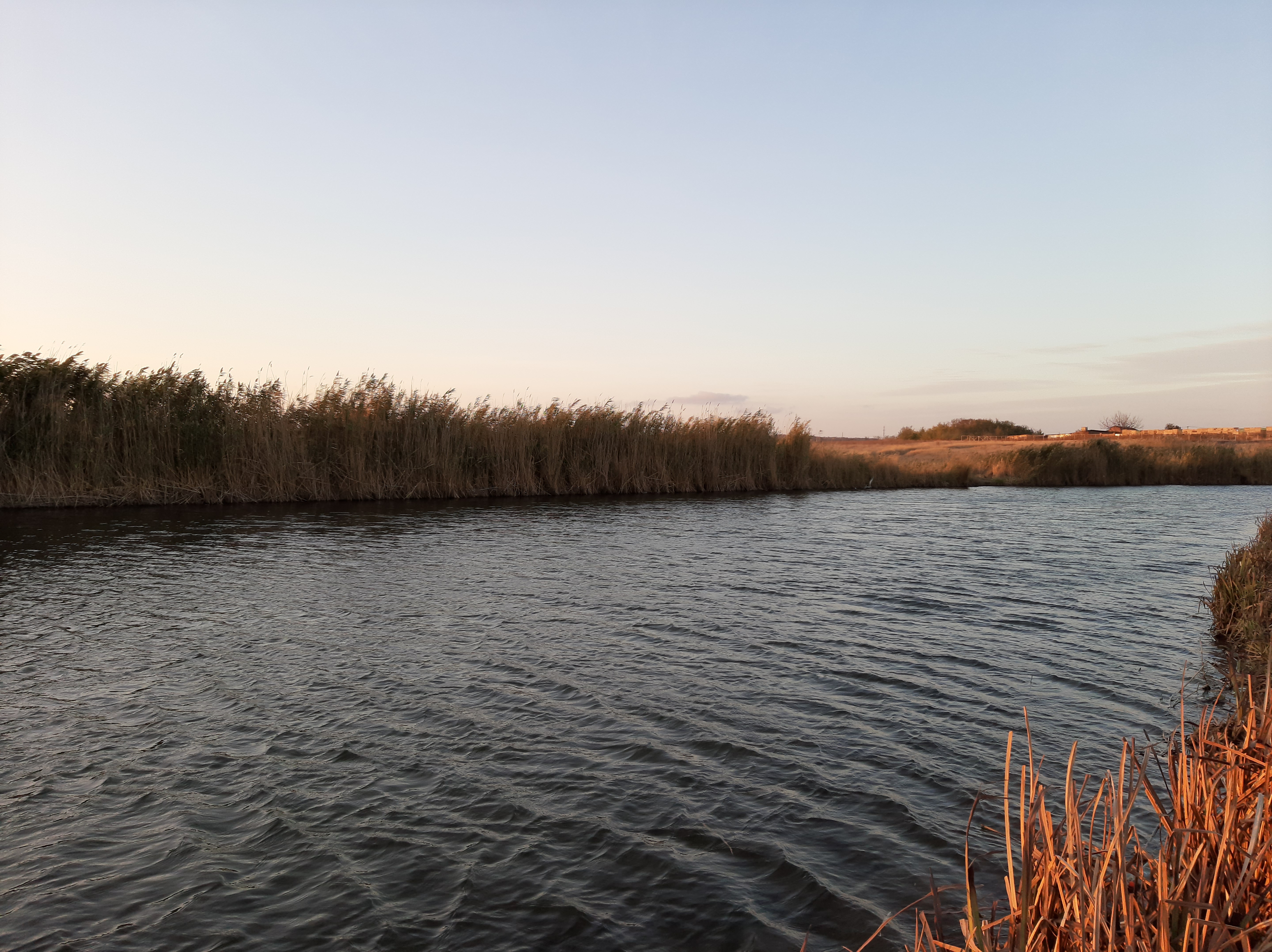 日落时分，从河边的一个钓鱼点看到的景色
