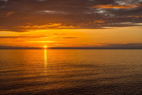 Восход солнца над спокойным океаном
