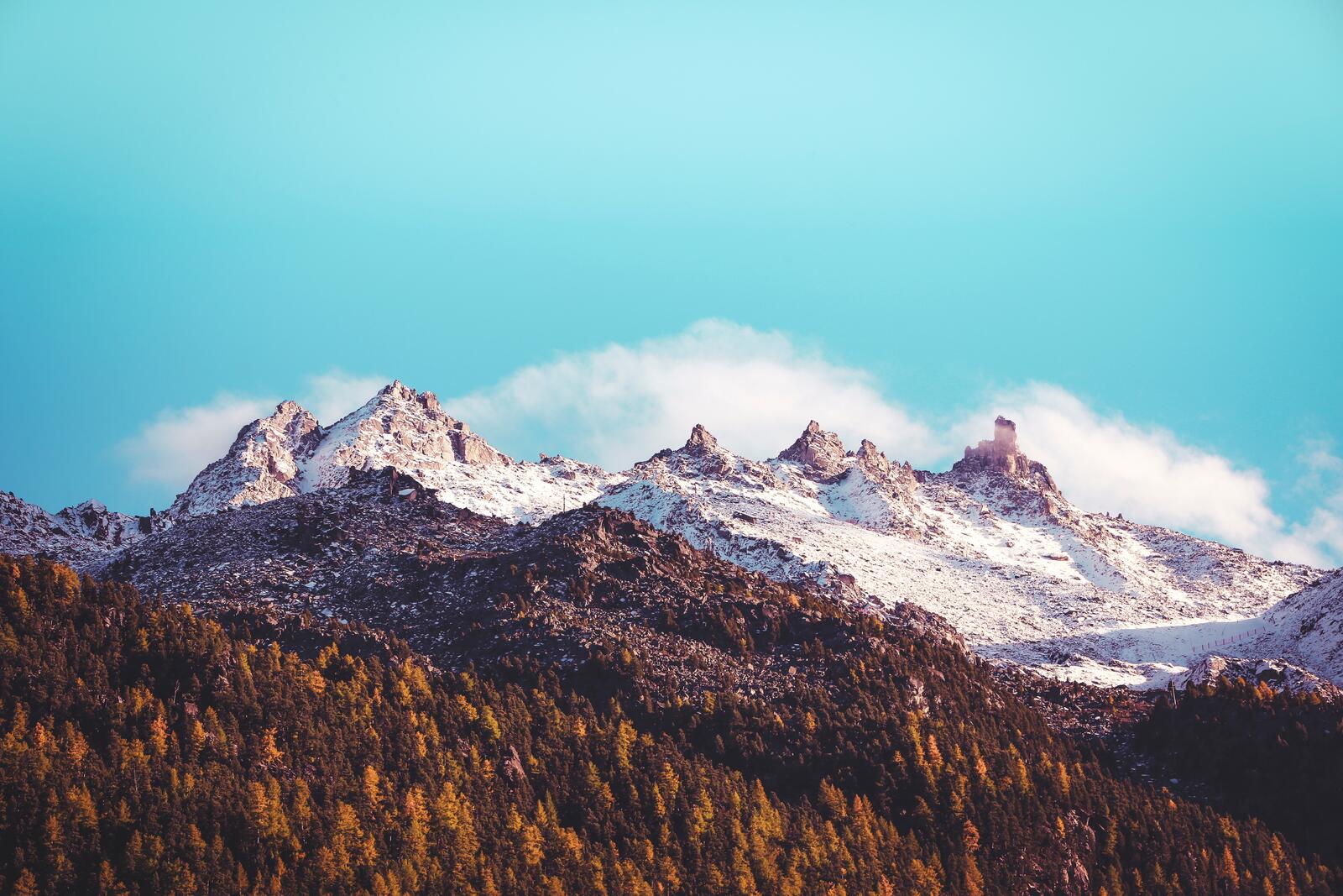 Бесплатное фото Голубое небо над снежными горами