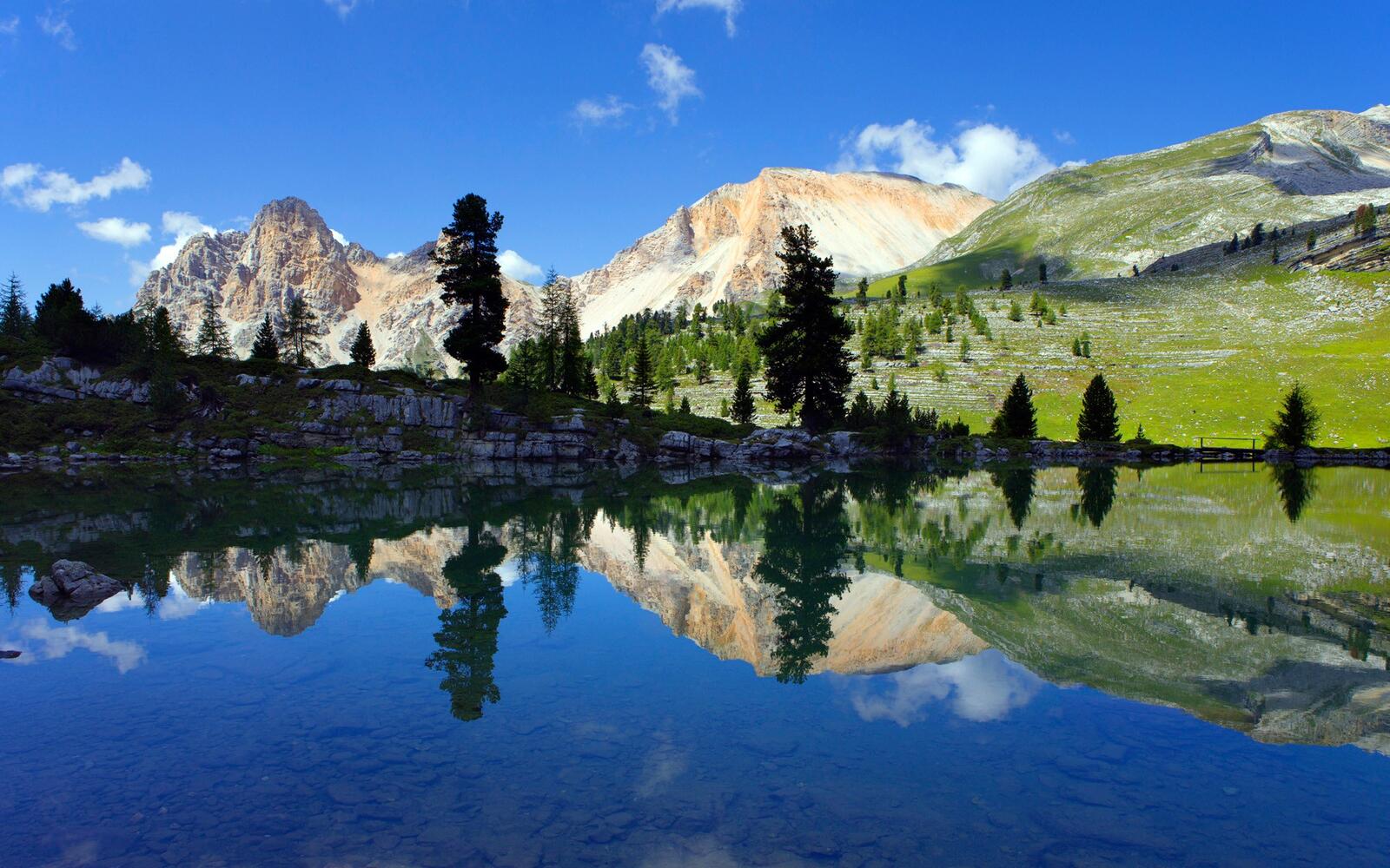 Free photo Artificial lake in the mountains