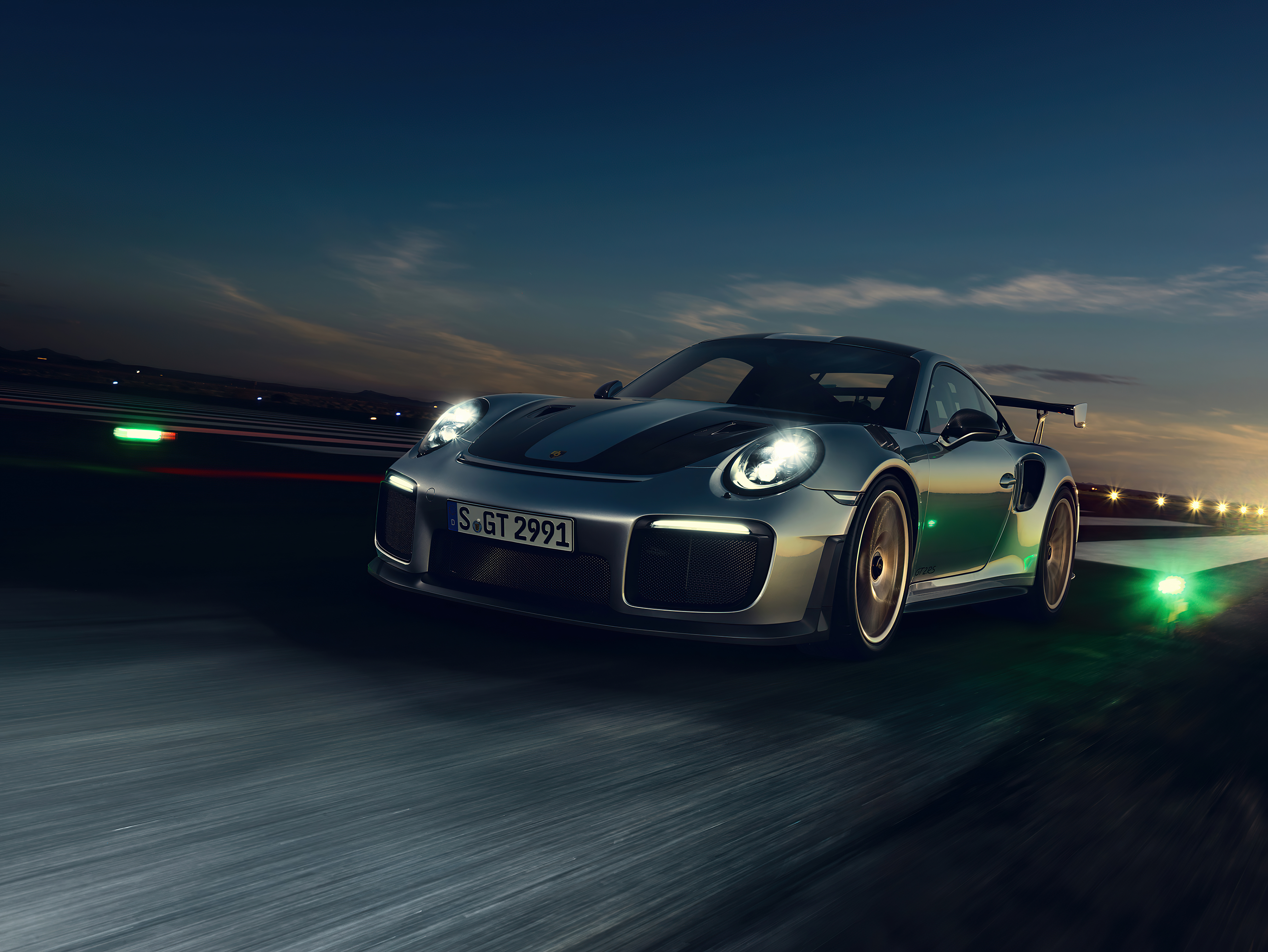 Porsche 911 едет на высокой скорости