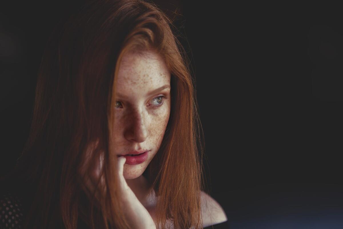 Портрет рыжеволосой девушки с веснушками на лице