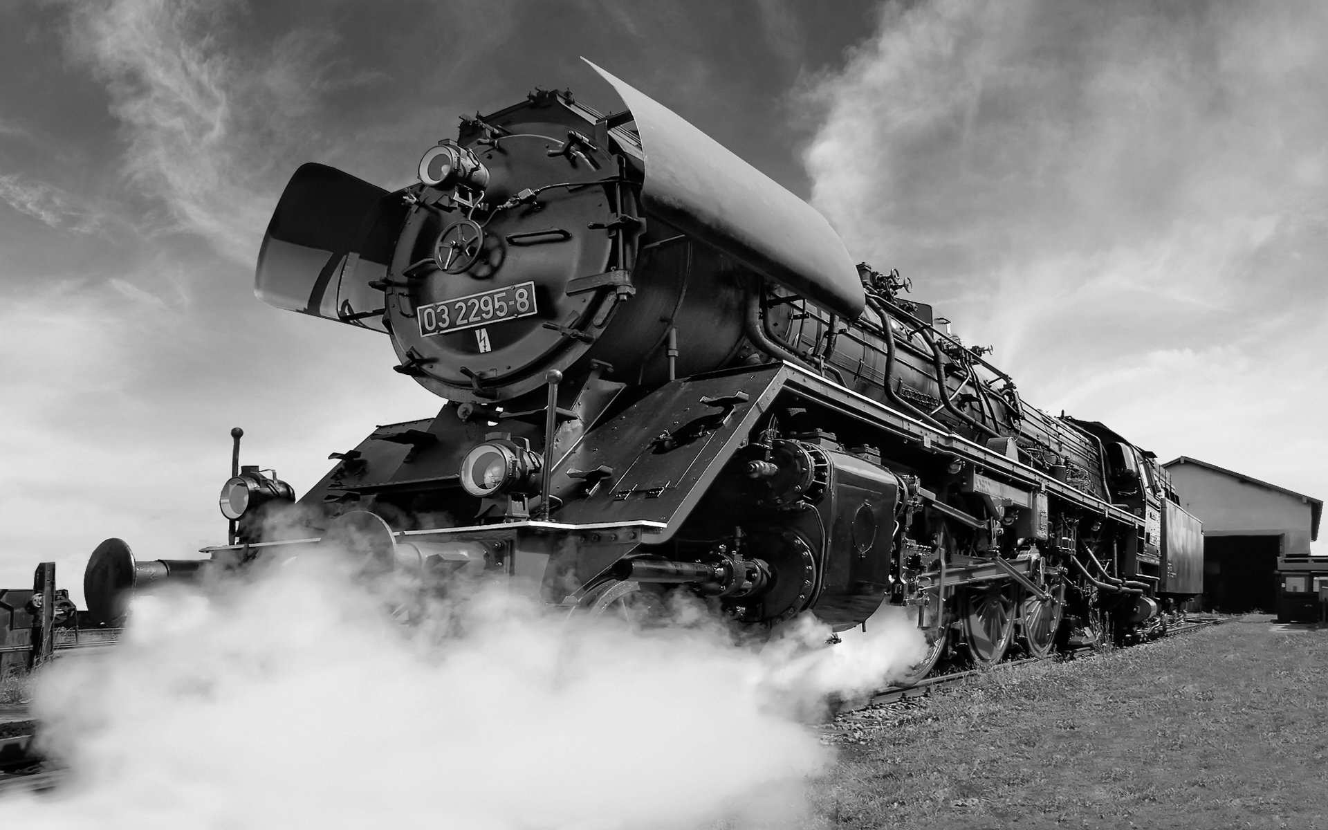 Free photo A steam locomotive in a monochrome photo