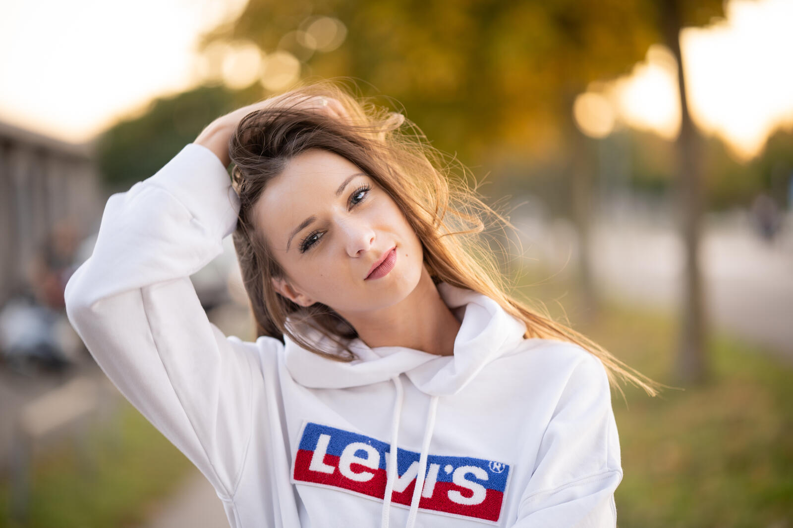 Free photo Young girl in a white sweatshirt