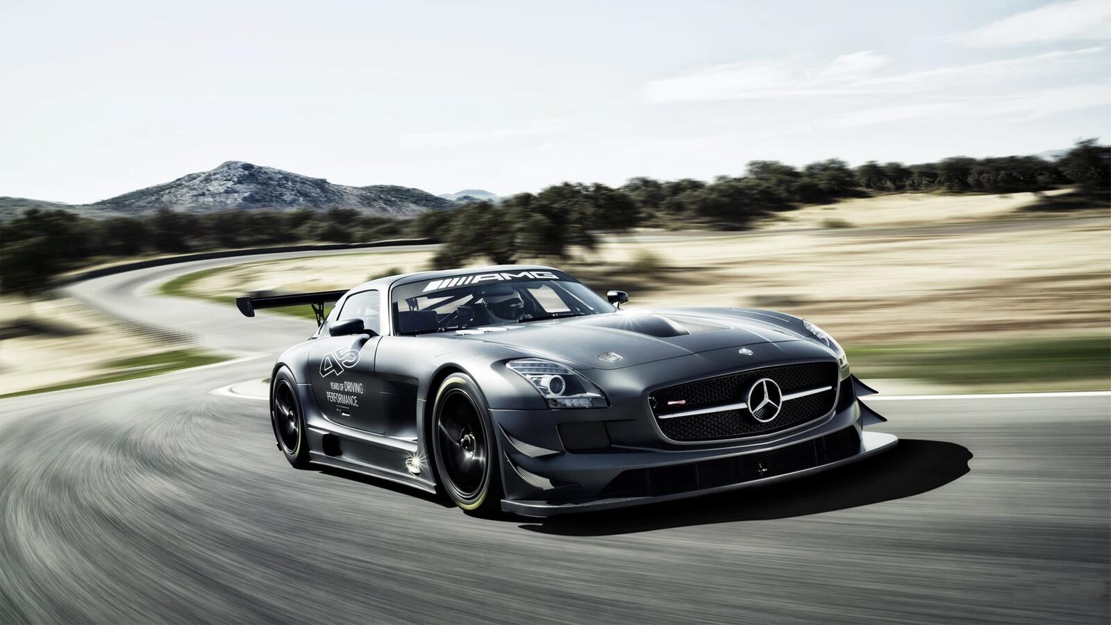 Бесплатное фото Mercedes Benz на скорости