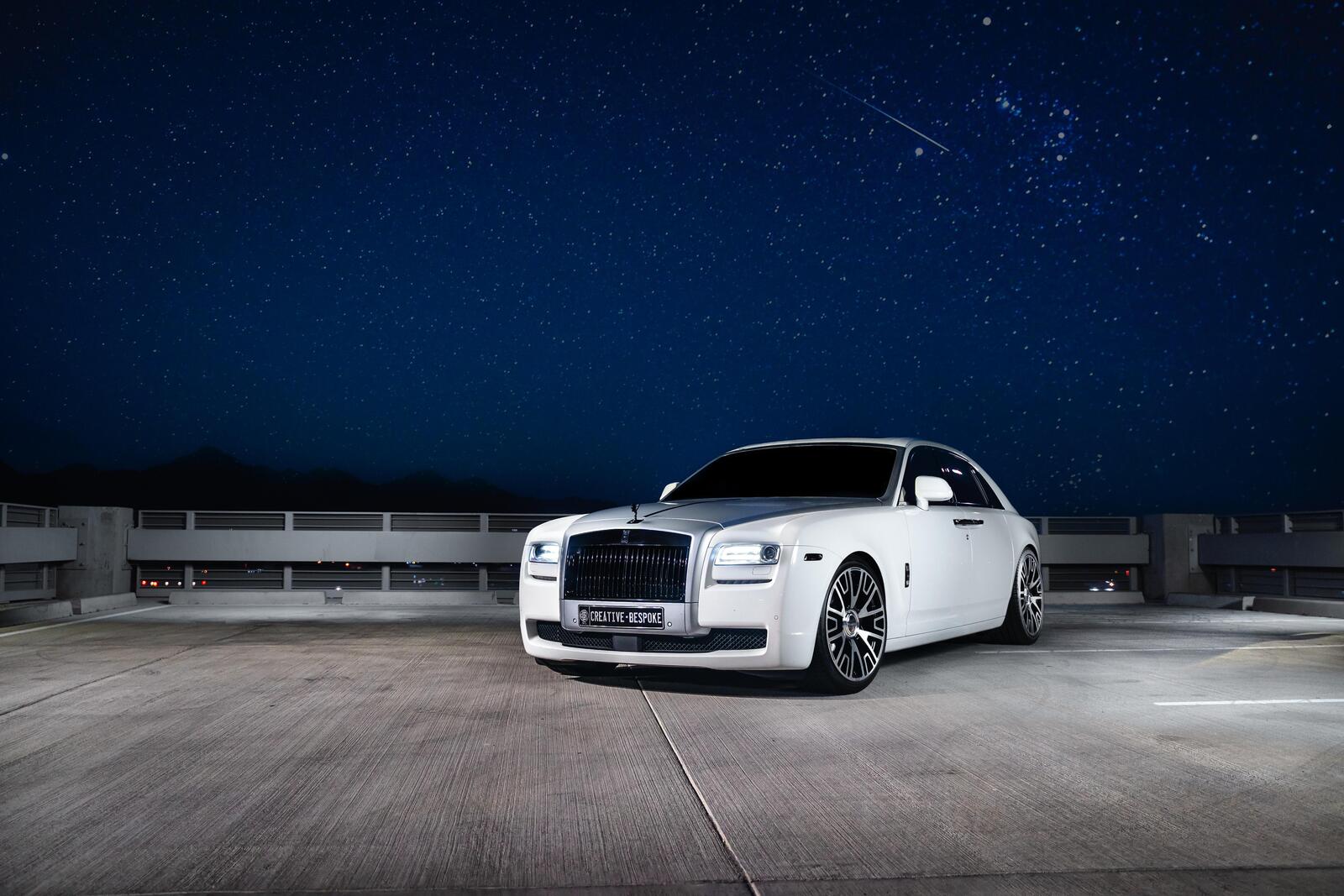 Free photo White Rolls Royce on beautiful rims