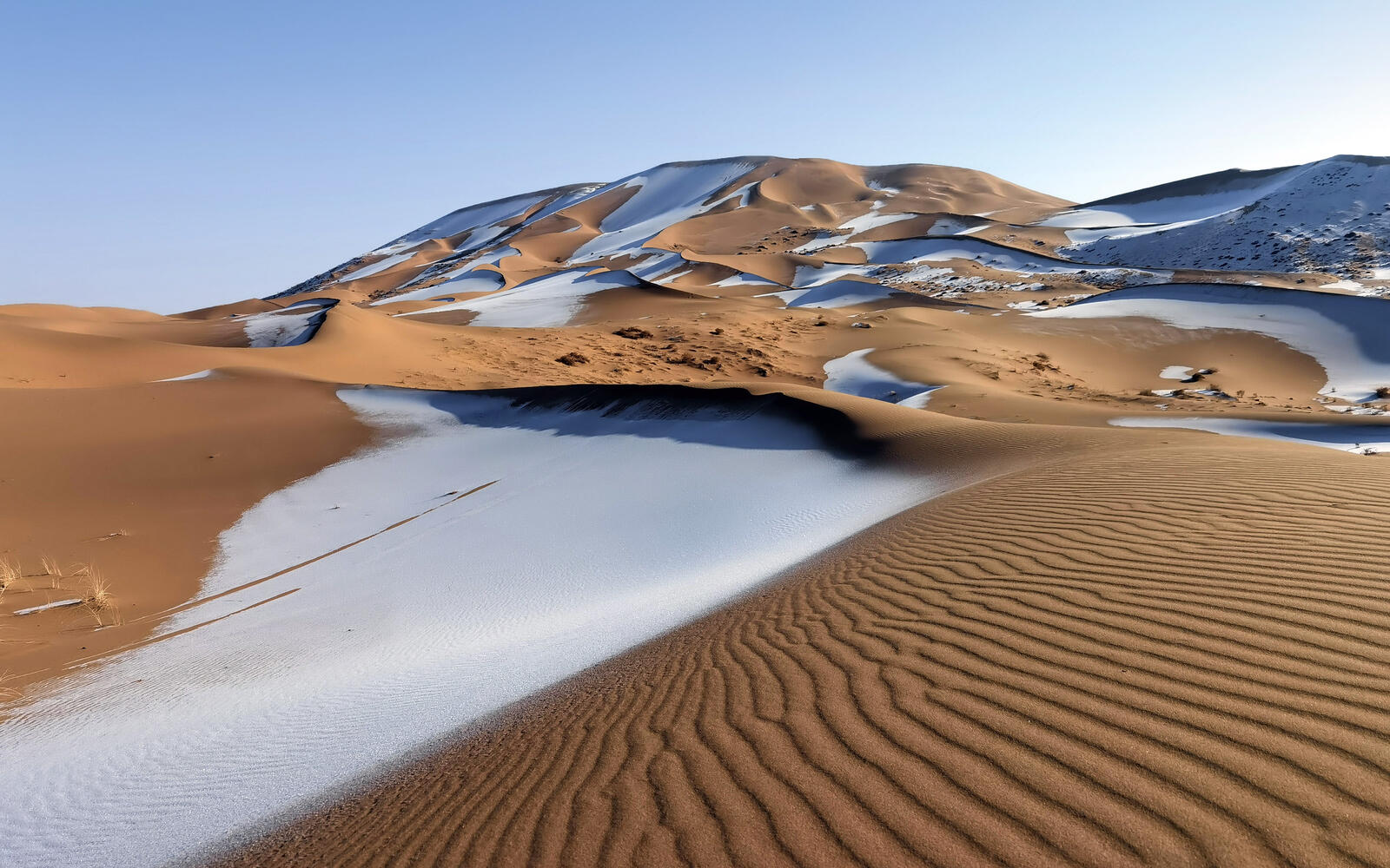 Бесплатное фото Снег в пустыне сахара