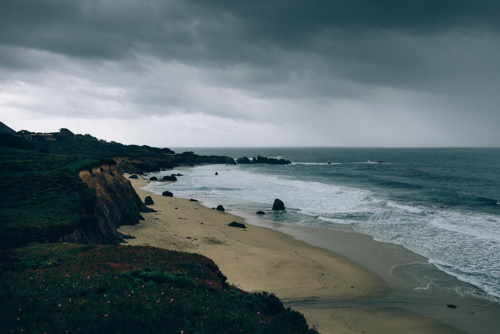 Free photo Shoreline in cloudy weather