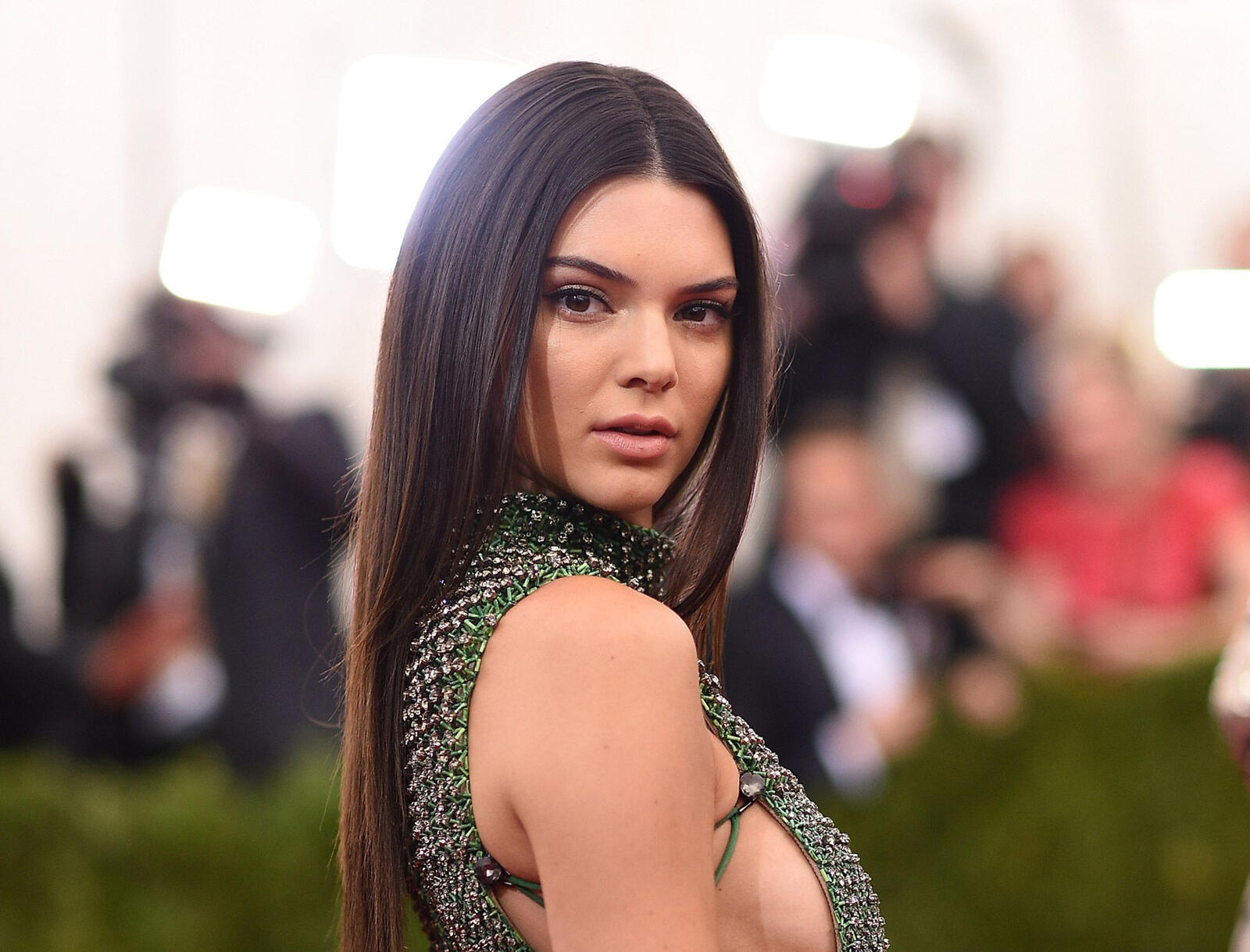 Free photo Portrait of Kendall Jenner in an evening gown