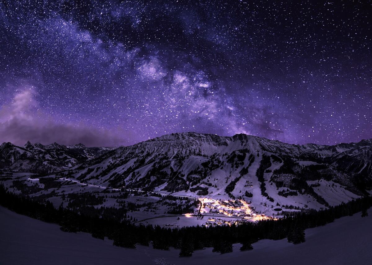 Красивая звездная галактика фиолетового цвета над ночным городом