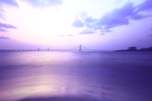 Восход над мостом через пролив моря