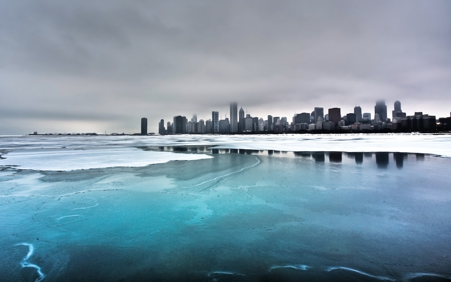 Замерзшее море с видом на город