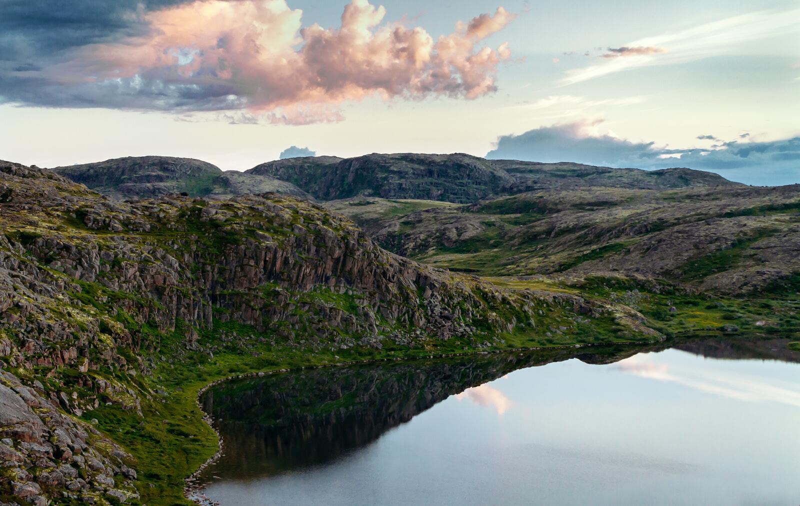 Бесплатное фото Озеро в горной местности отражает небо