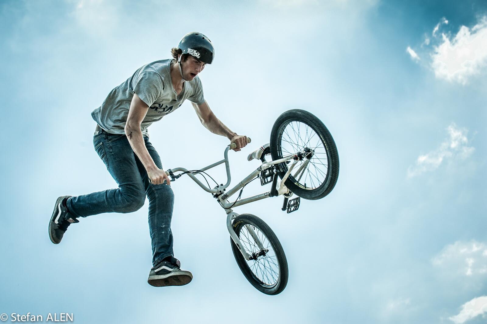 Бесплатное фото Велосипедист на бмх в прыжке