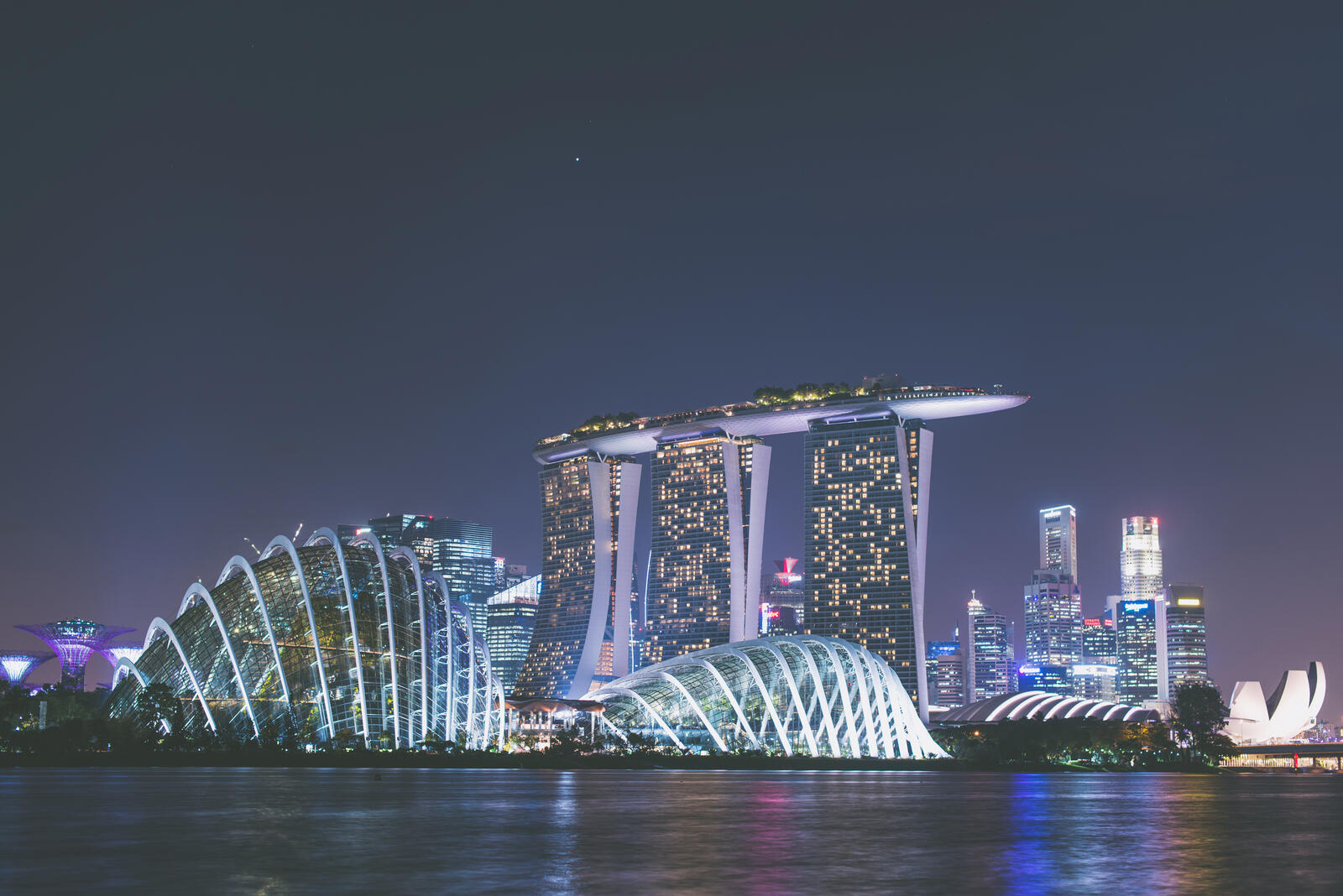 Бесплатное фото Ночной Сингапур у реки