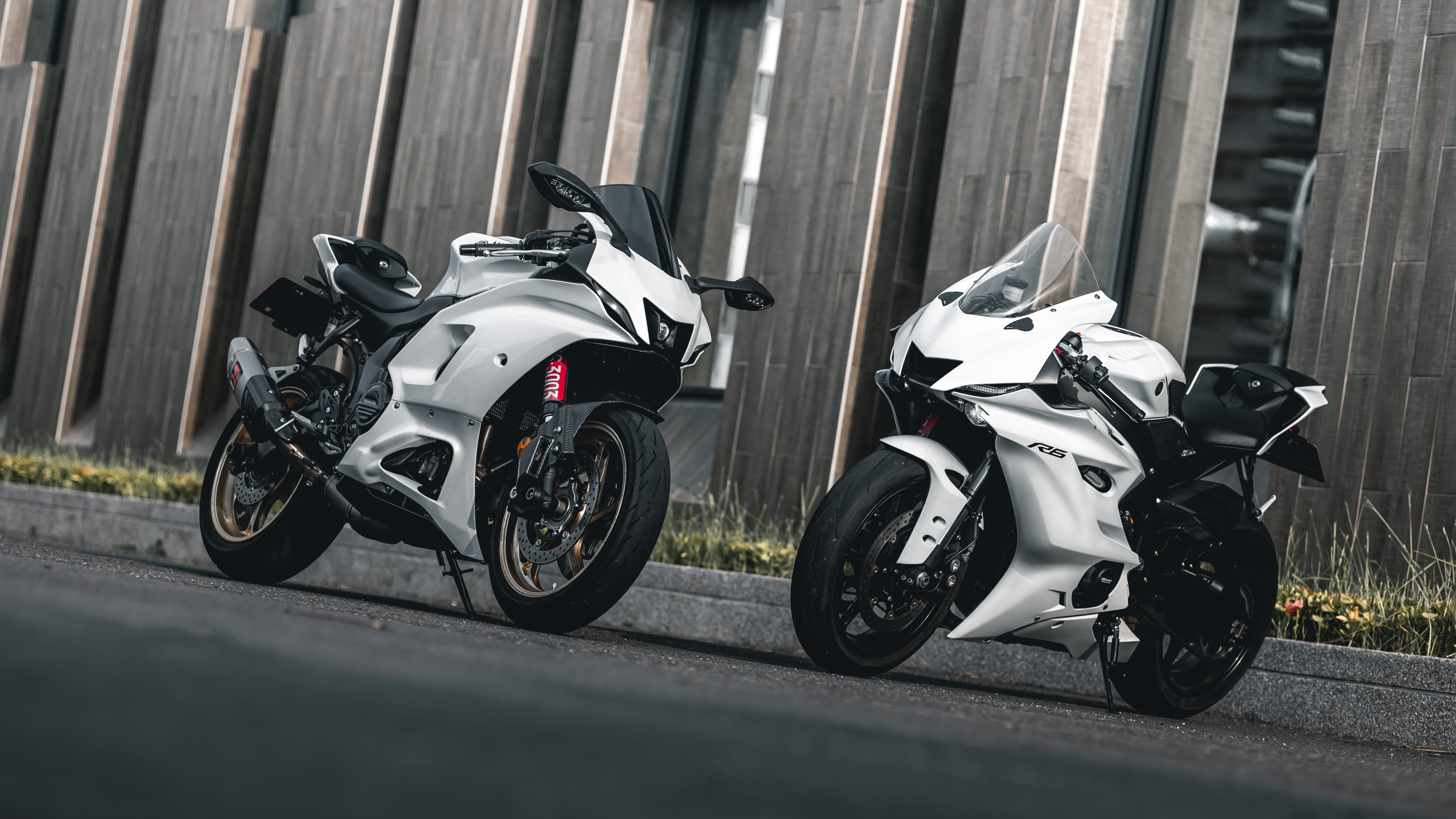 Two white Yamaha yzf-r7 and yzf-r6 motorcycles