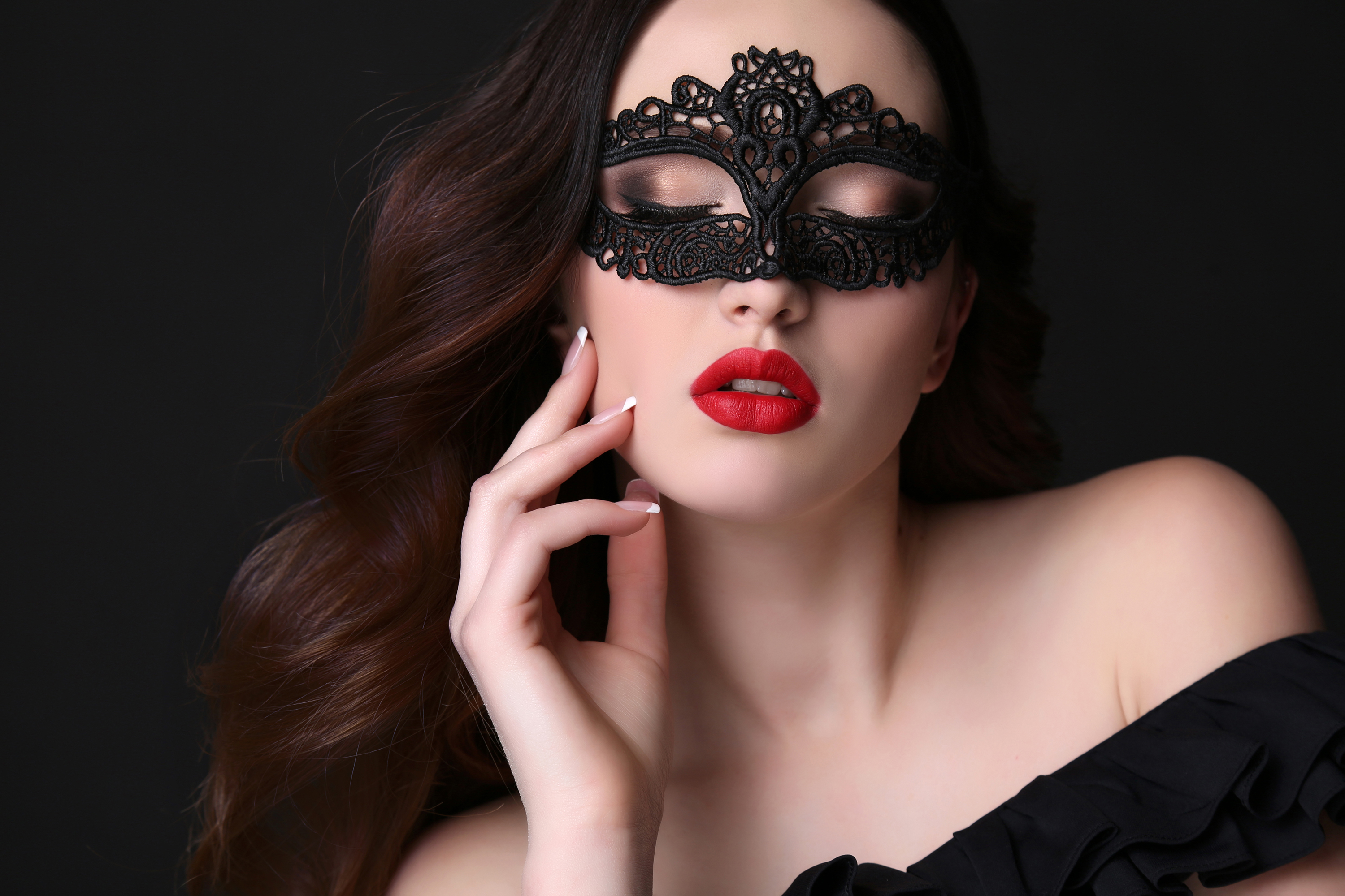 Портрет девушки в эротической черном маске