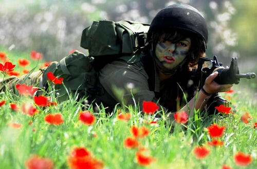 Самые красивые войны. Девушки в военной форме. Солдат с цветком. Военный с цветами. Девушки в форме спецназа.