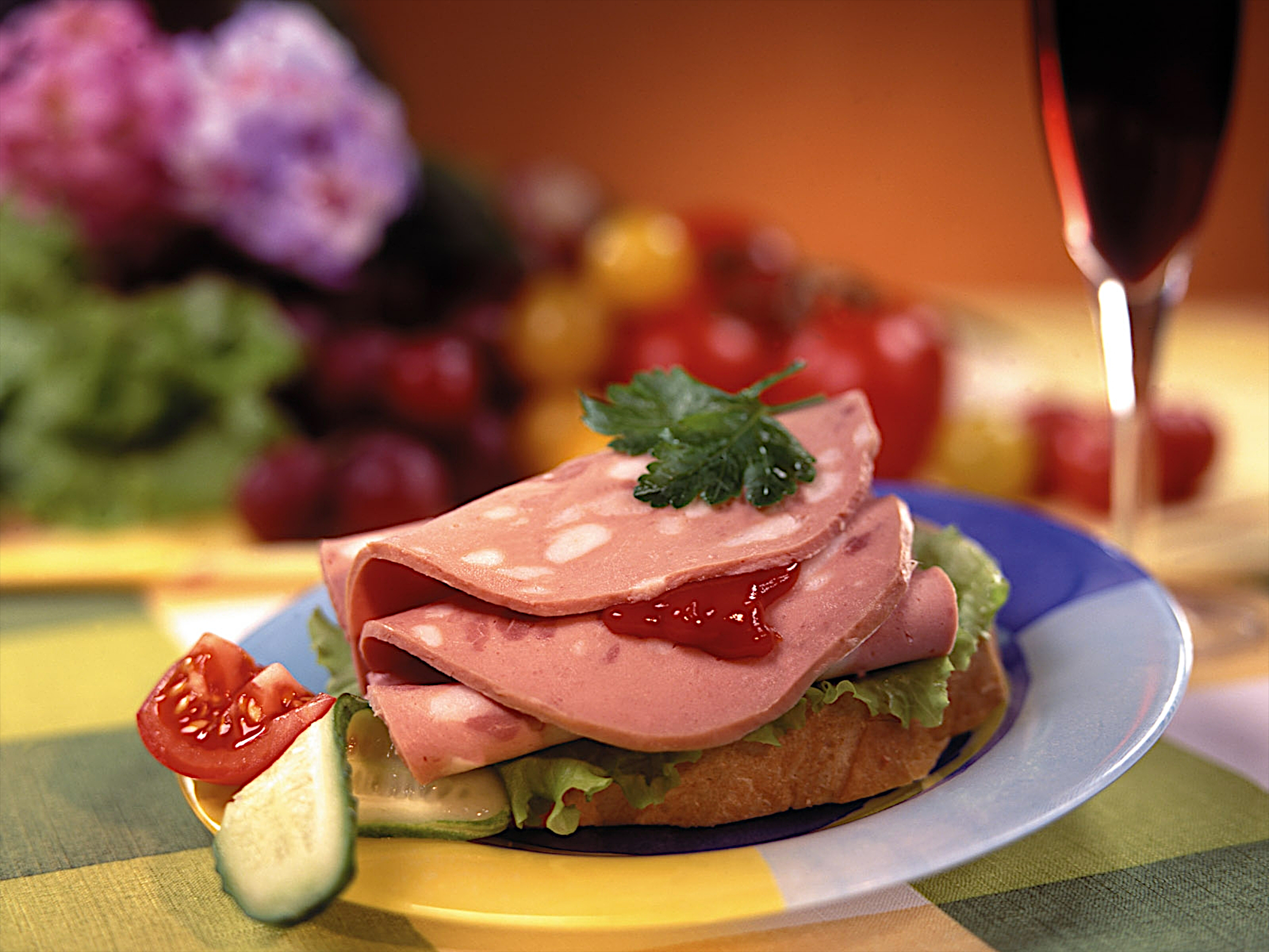 Бесплатное фото Вкусный бутерброд с колбасой