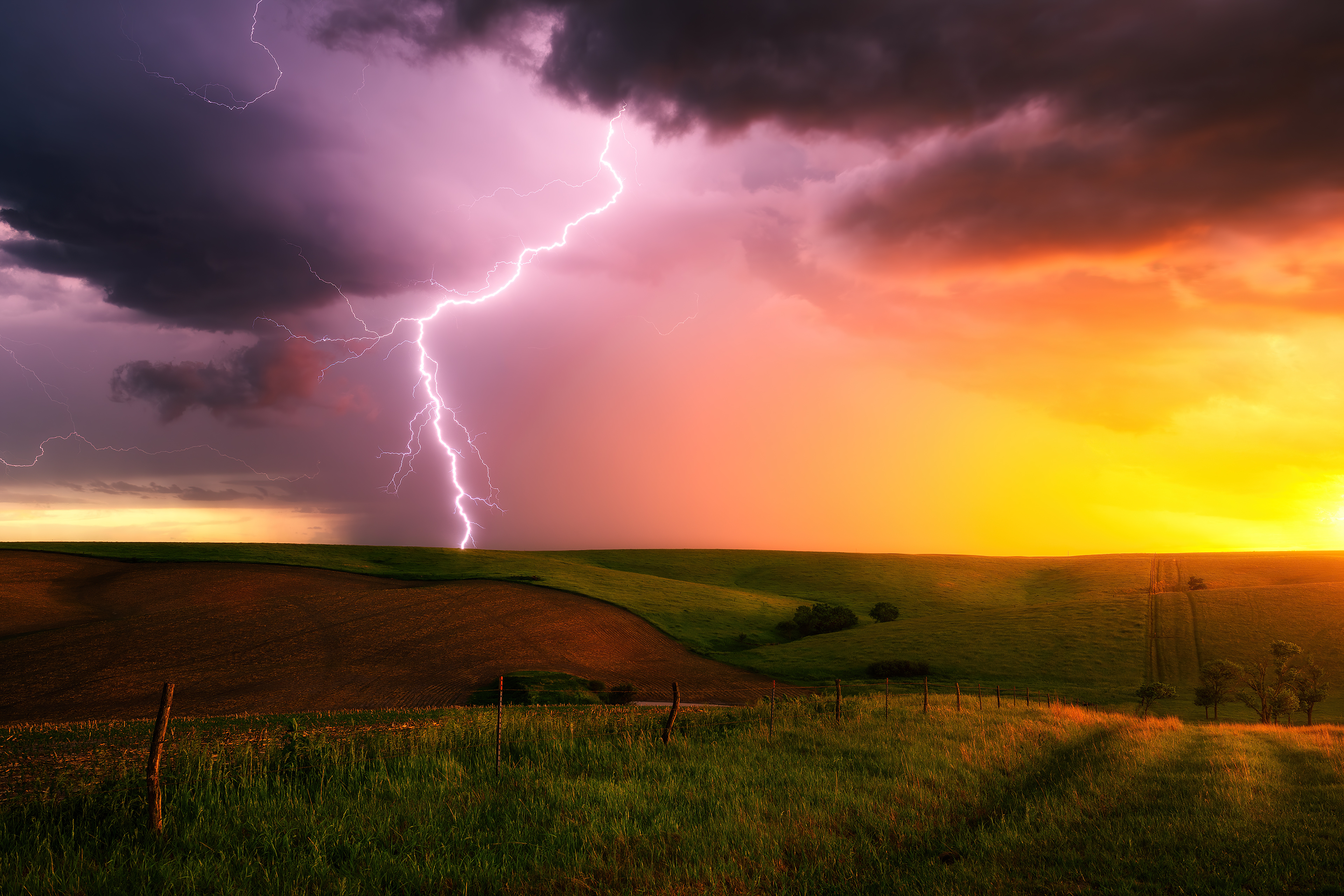 Бесплатное фото Закат на поле с грозовой молнией