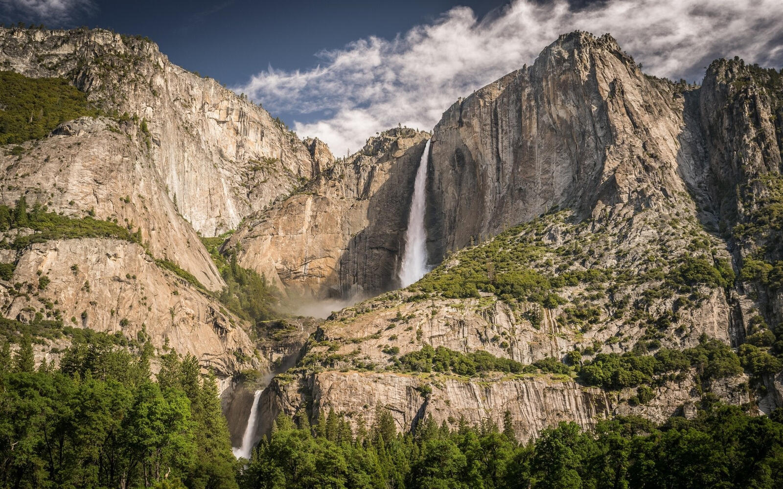 Бесплатное фото Водопад с высокой скалы