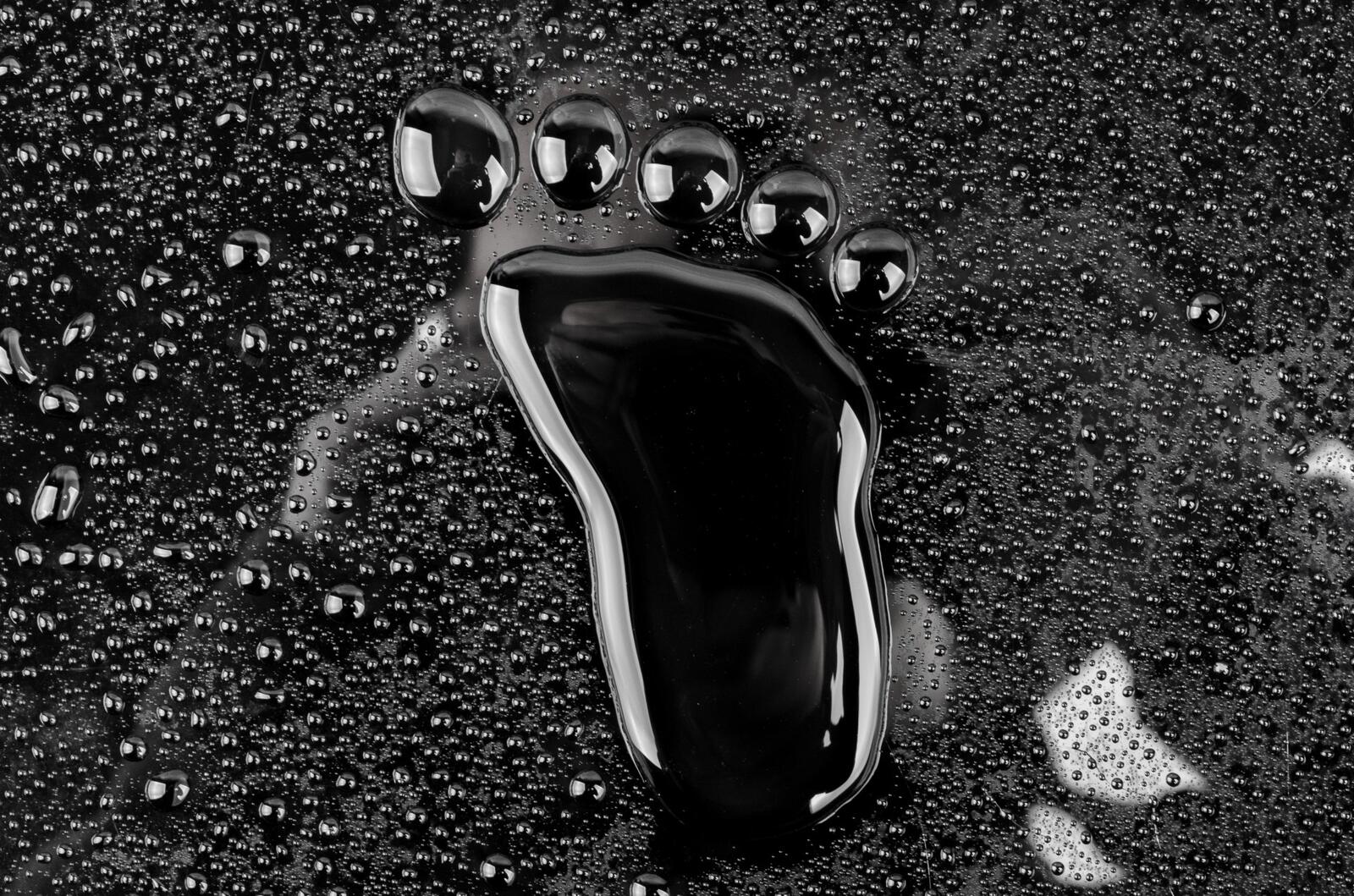Бесплатное фото Прикольные отпечатки ступни из капель воды