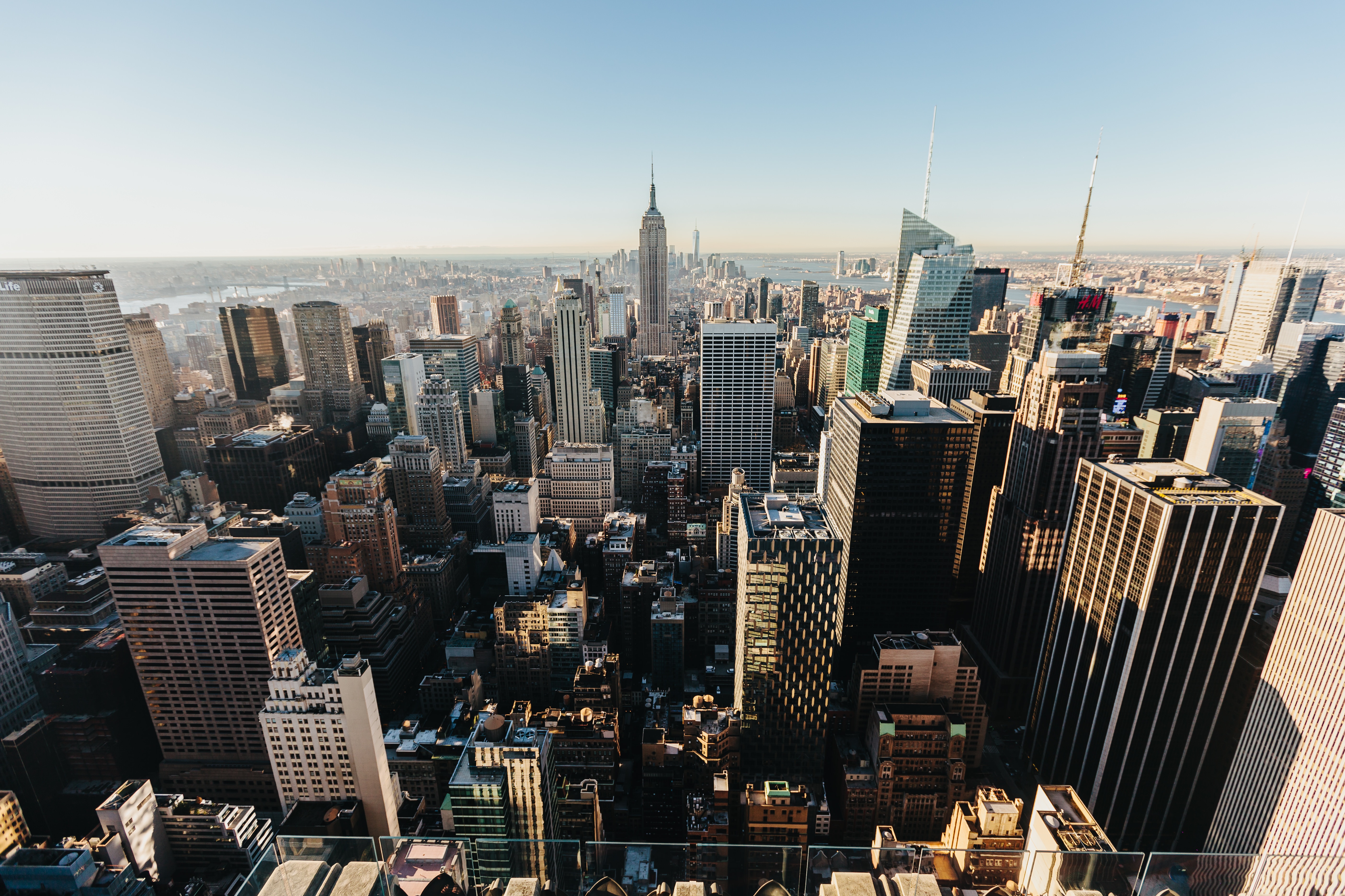 Бесплатное фото Панорама города с высокими небоскребами