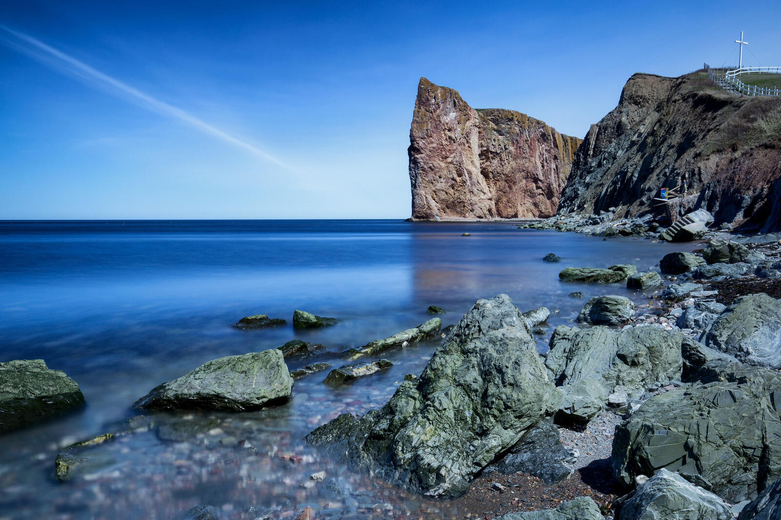 Бесплатное фото Скалистый берег у моря с острыми булыжниками