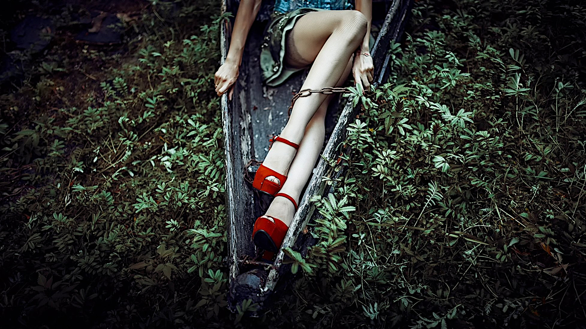 Девушка на красных каблуках в лесу