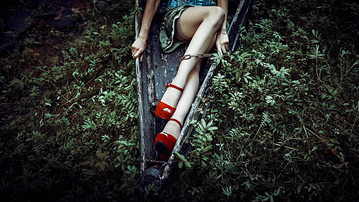 森林里穿着红色高跟鞋的女孩