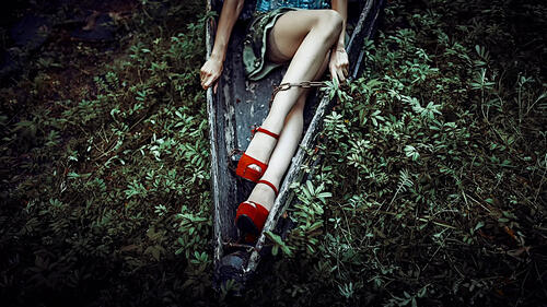 森林里穿着红色高跟鞋的女孩