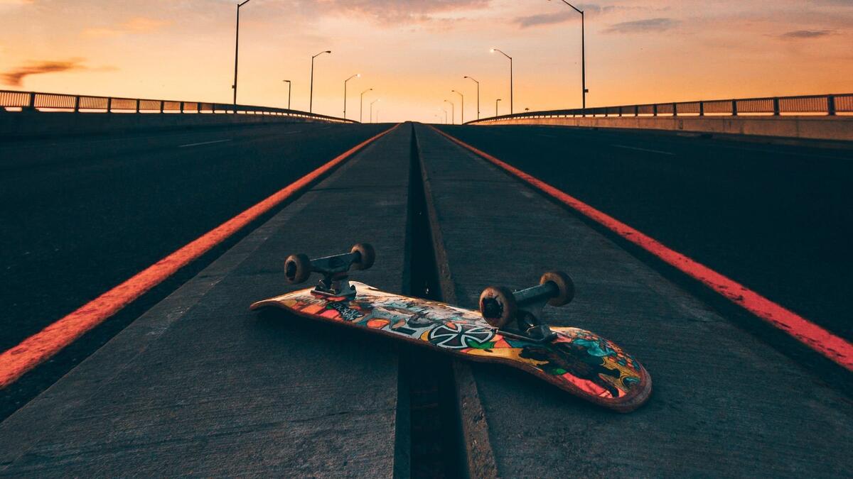Скейт на дороге на закате