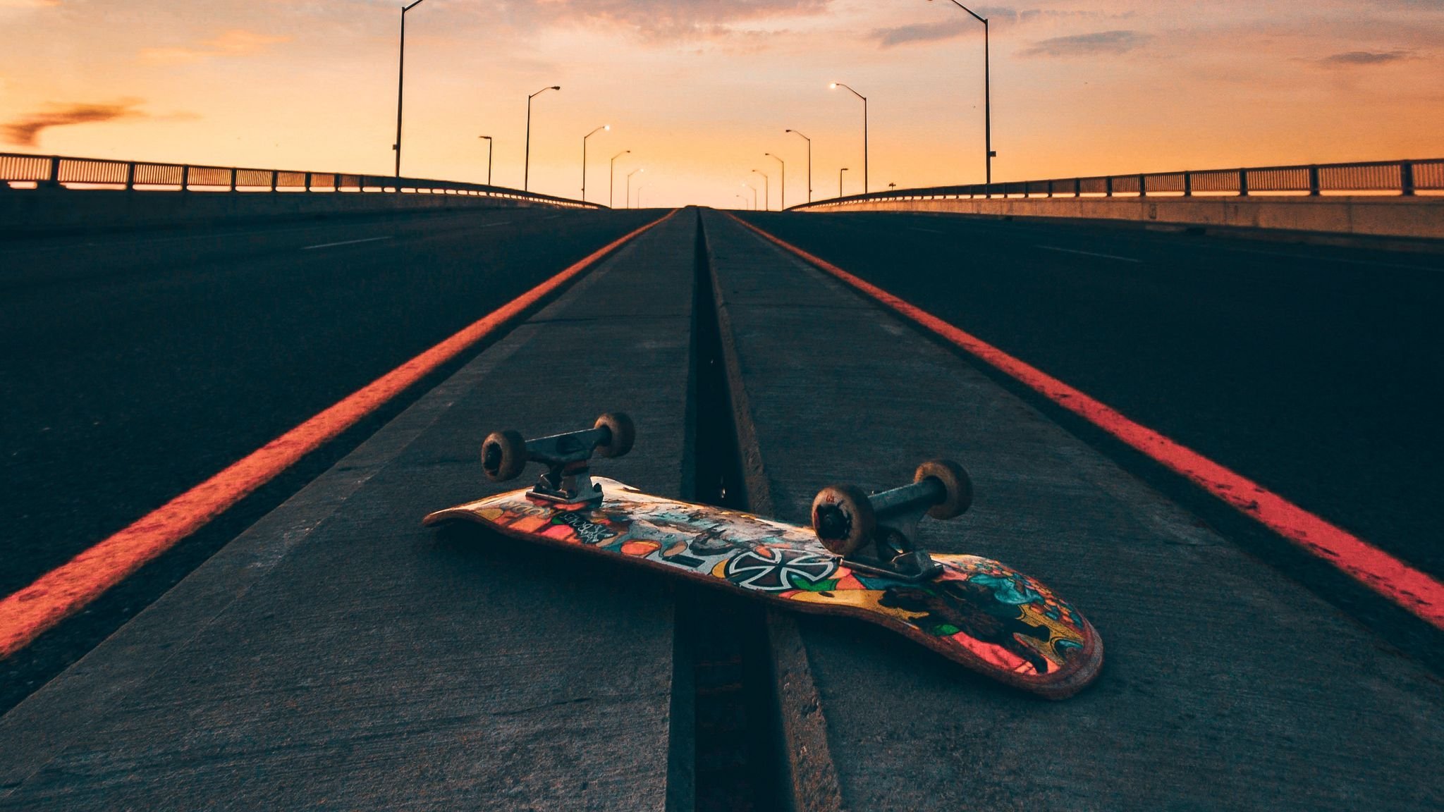 Бесплатное фото Скейт на дороге на закате