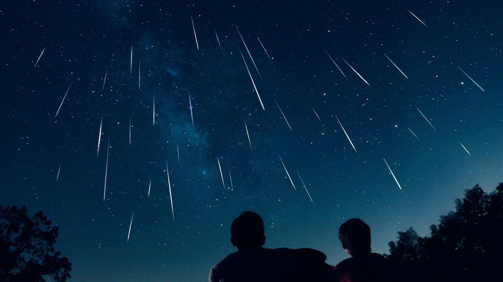 Free photo Observing falling meteorites