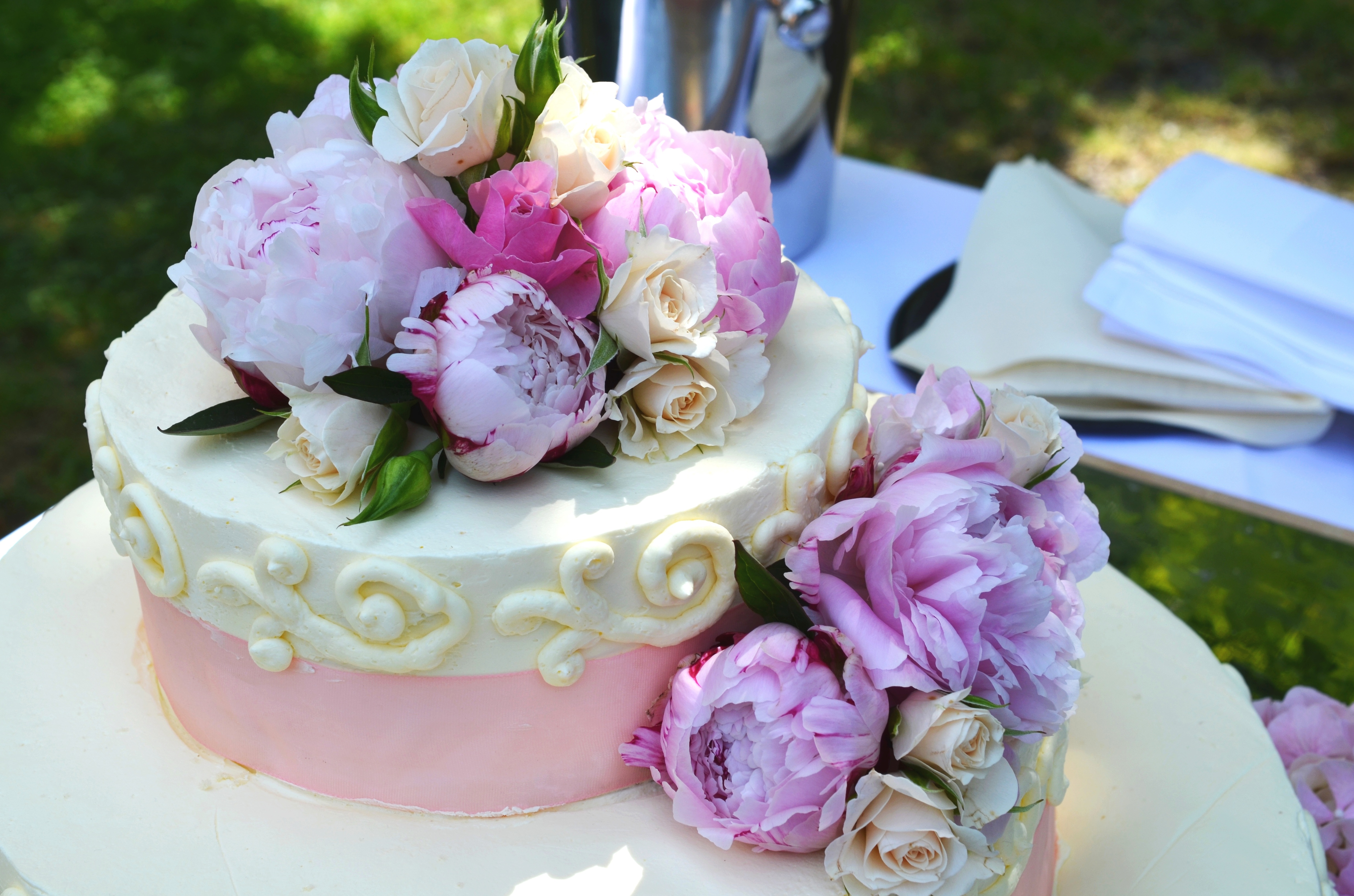 Бесплатное фото Свадебный торт украшенный цветами