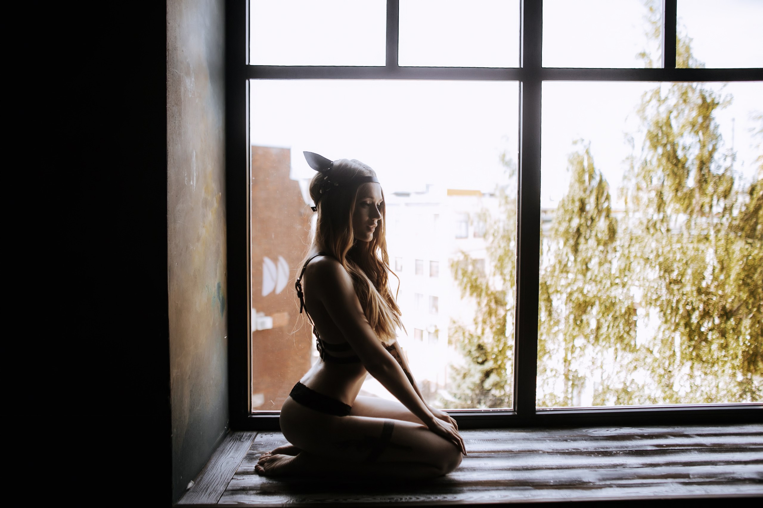 免费照片女孩跪坐在窗台上