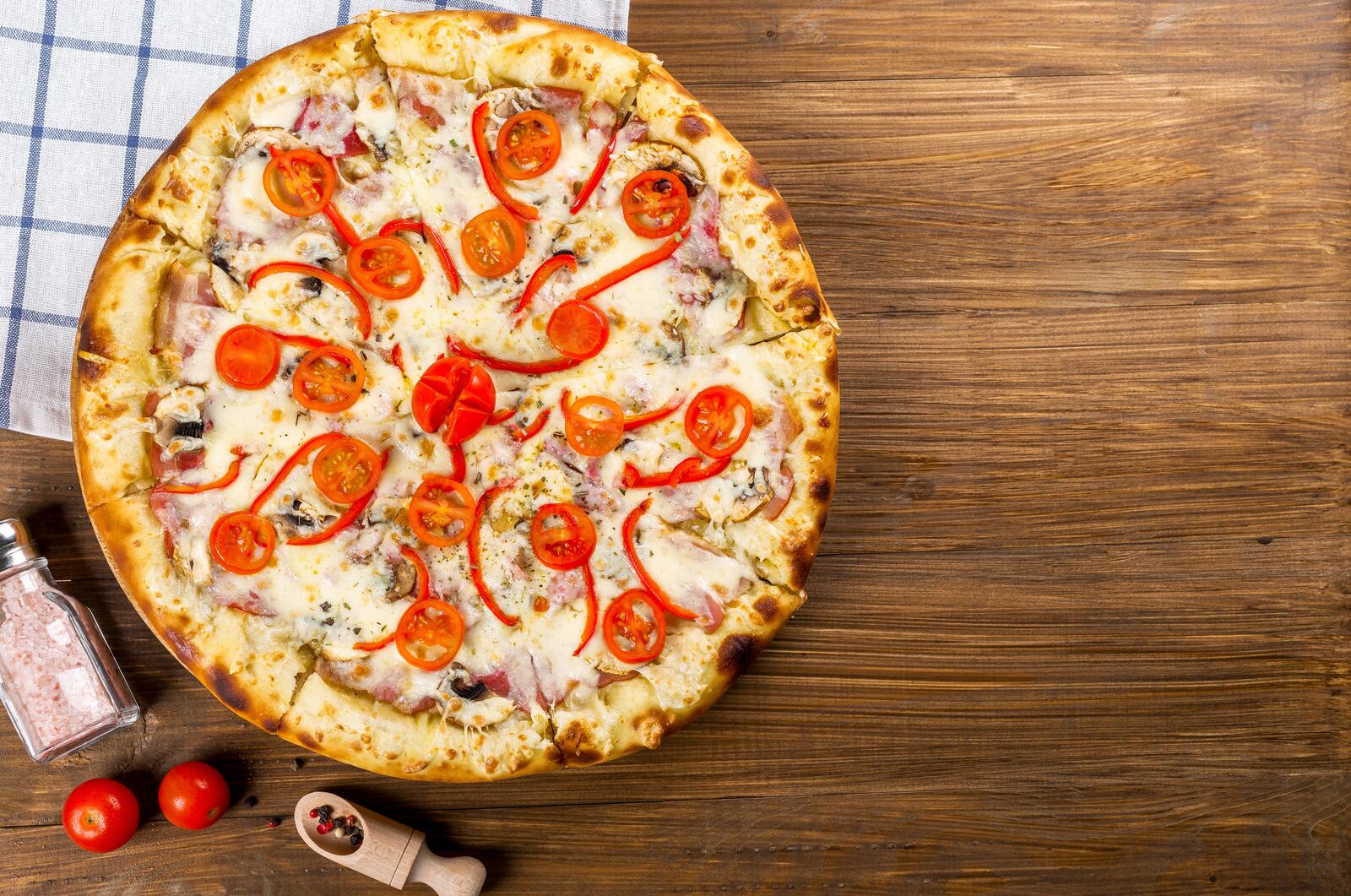 Бесплатное фото Вкусная пицца с помидорками