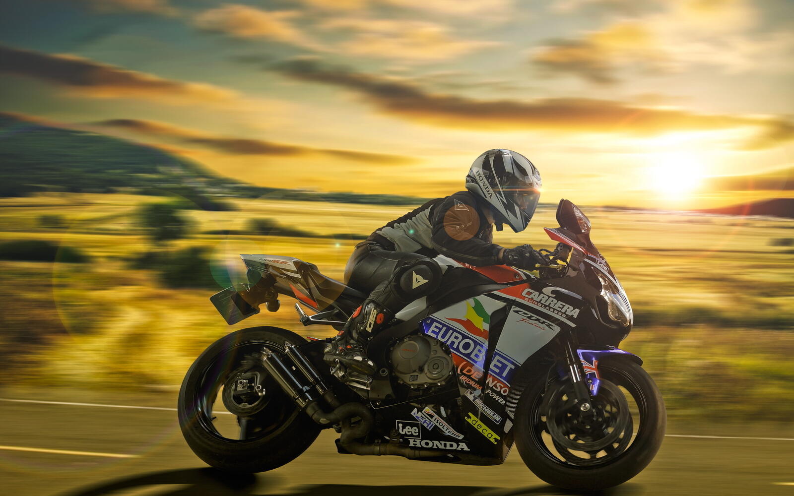 Бесплатное фото Спортивный мотоцикл Honda едет на закате