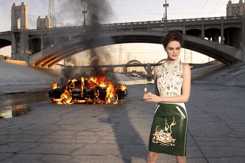 Лиза Кант на фоне горящей машины