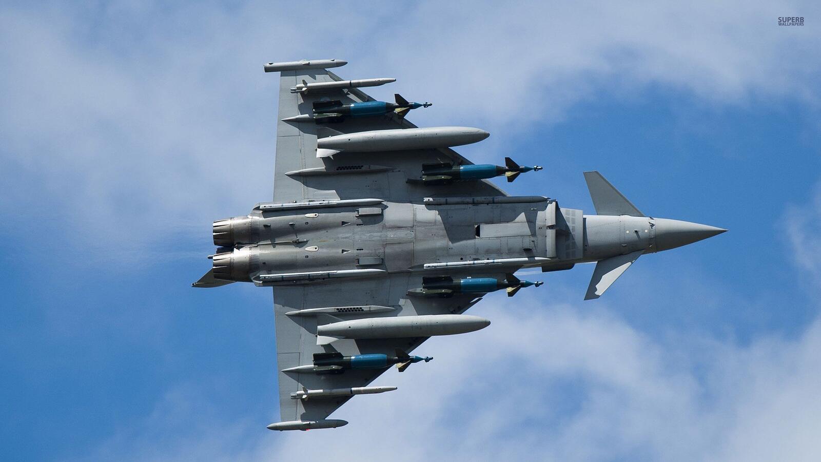 Бесплатное фото Военный самолет с ракетами в небе