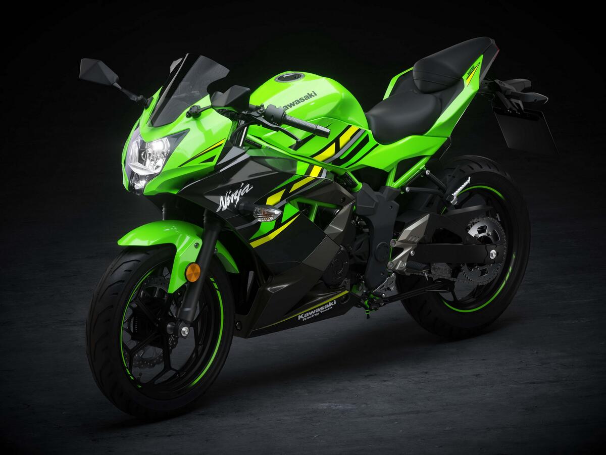 一辆鲜绿色的川崎忍者摩托车