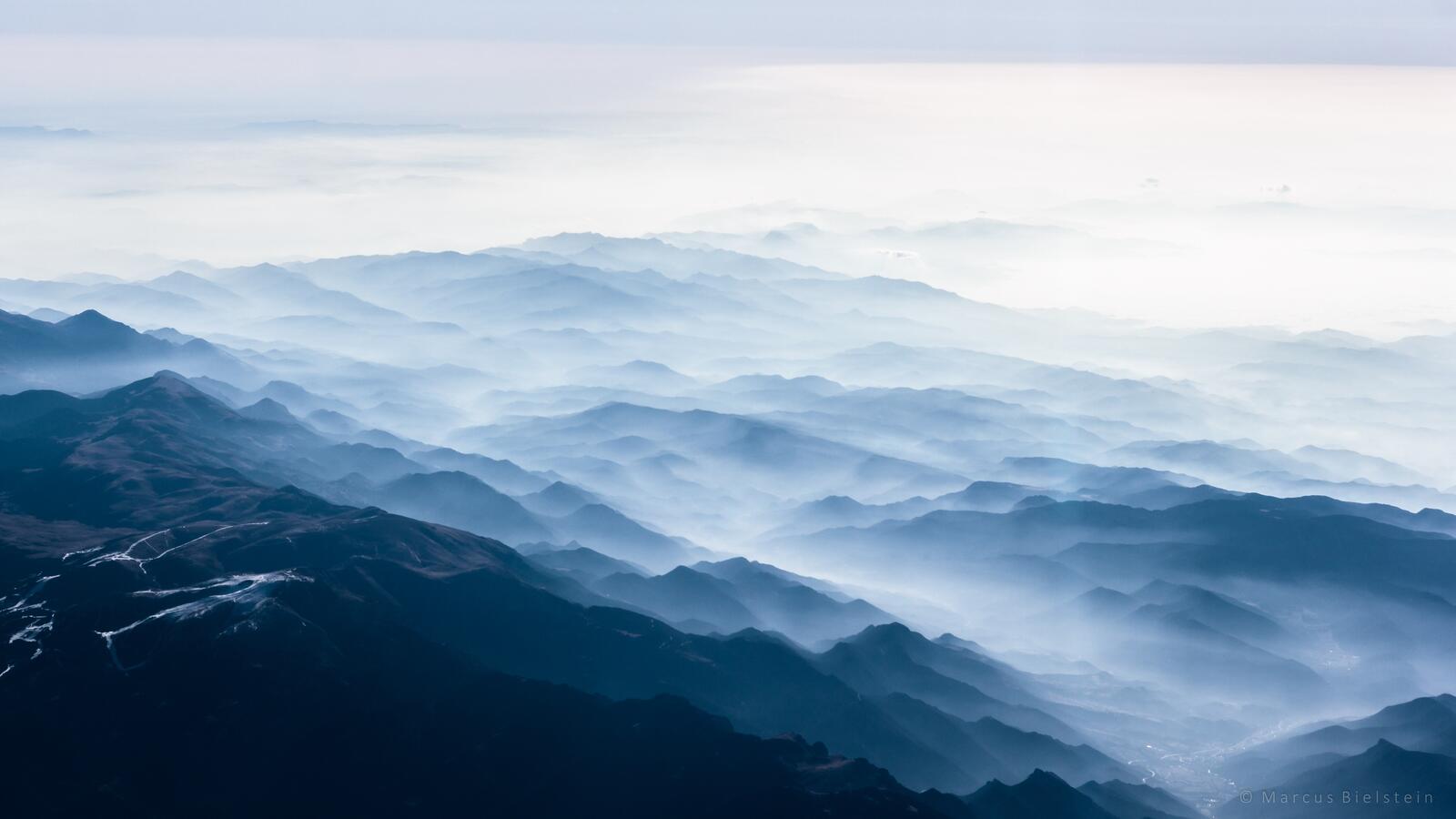 Бесплатное фото Туман укутал скалистую местность