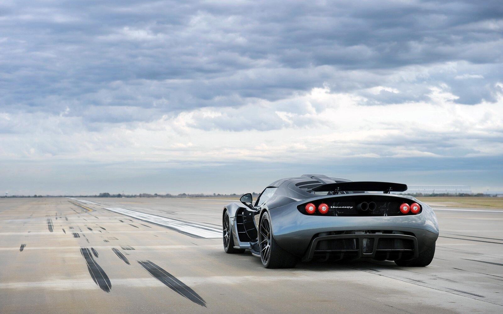 Free photo The Hennessey Venom GT on the runway.