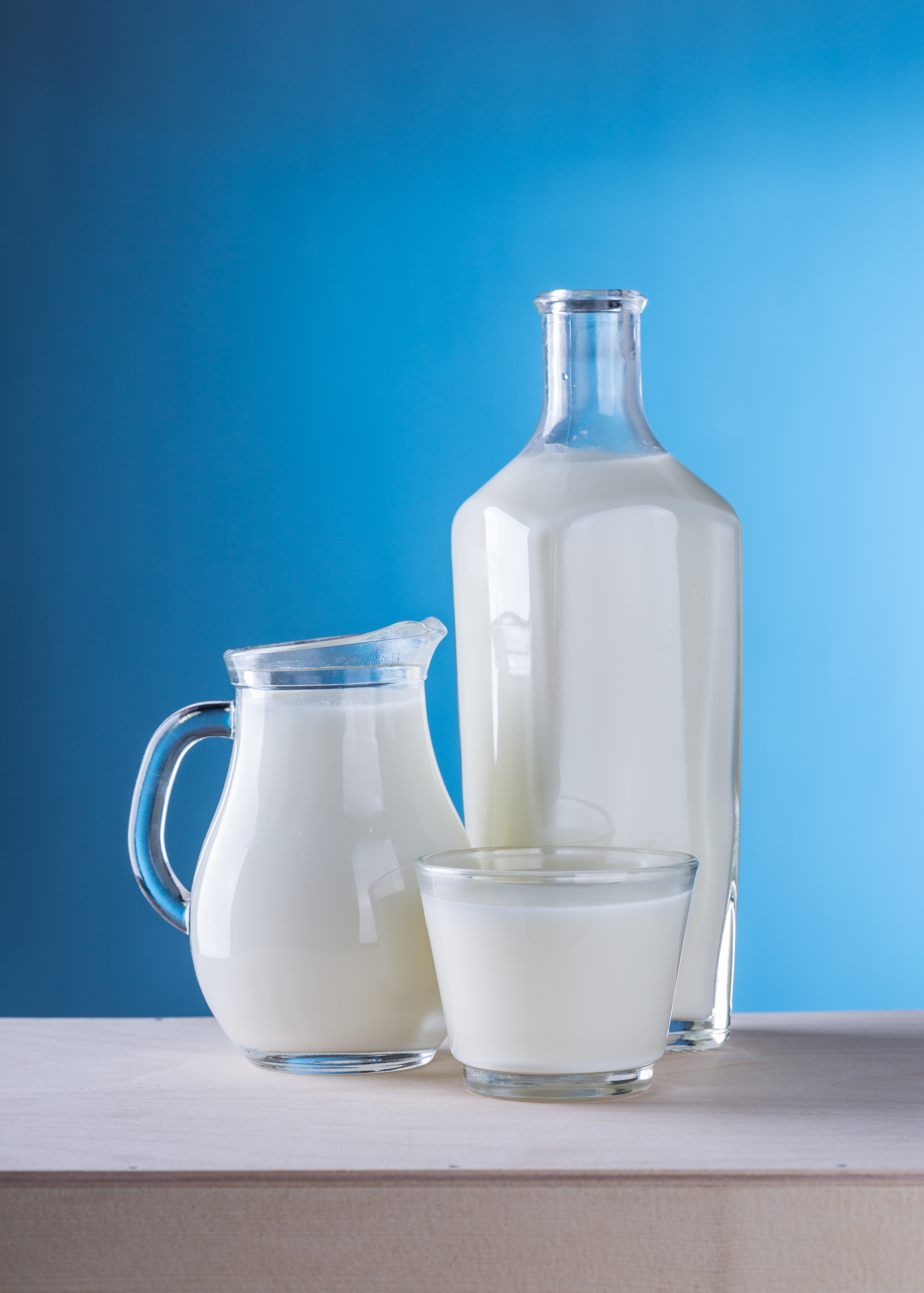 Бесплатное фото Вкусное молоко в бутылках и кружка