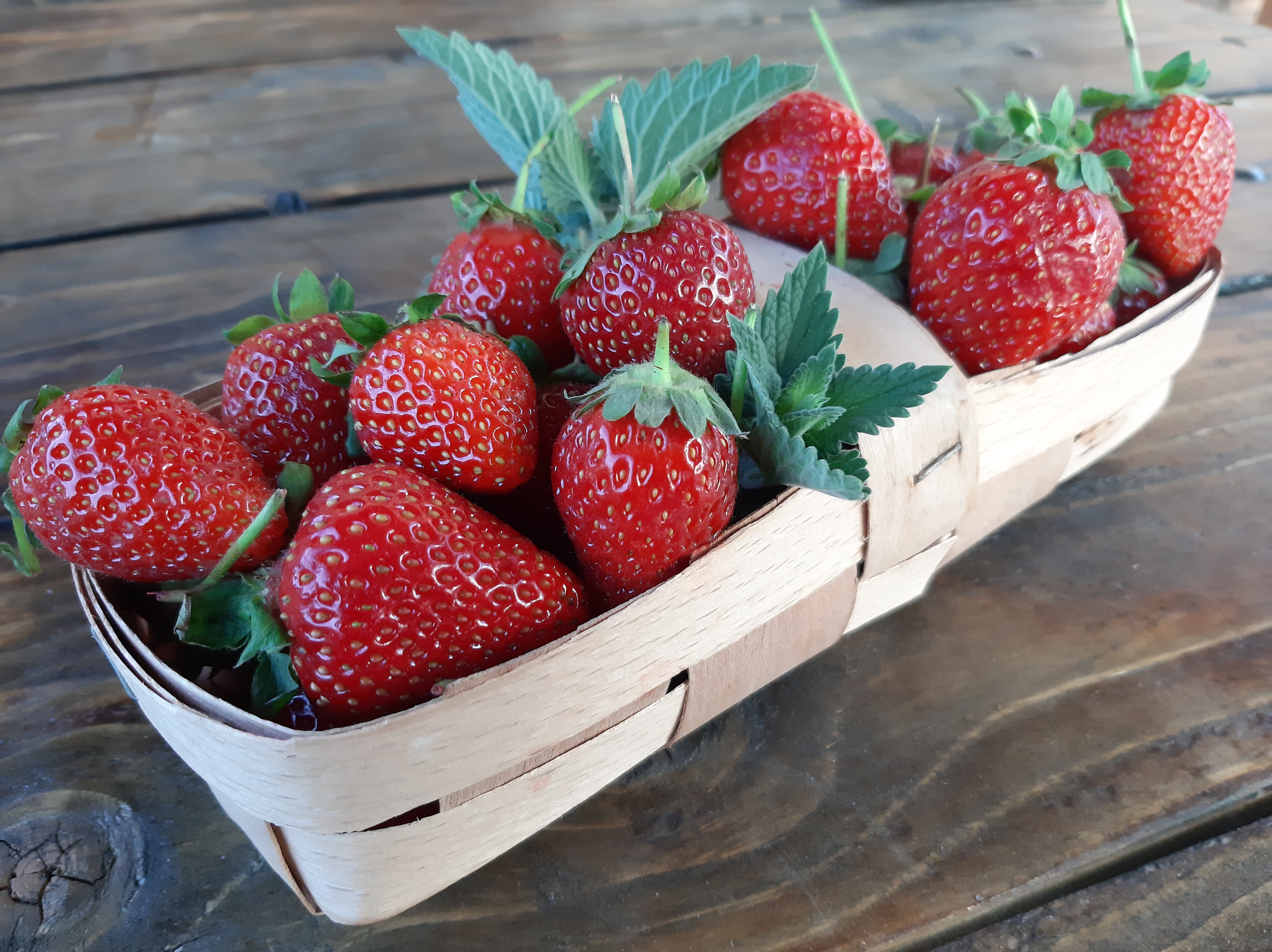 Free photo Strawberries in a wooden basket