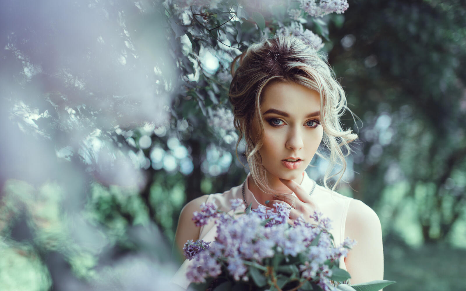 Free photo Portrait of a girl with a bouquet of flowers