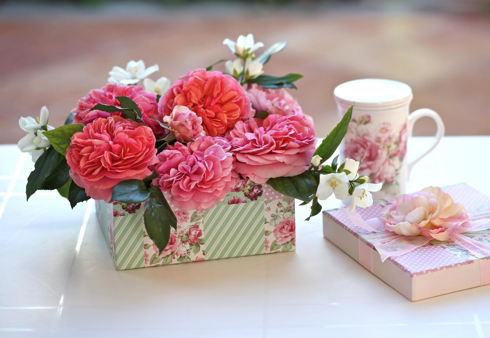 Бесплатное фото Коробка с розовыми цветами