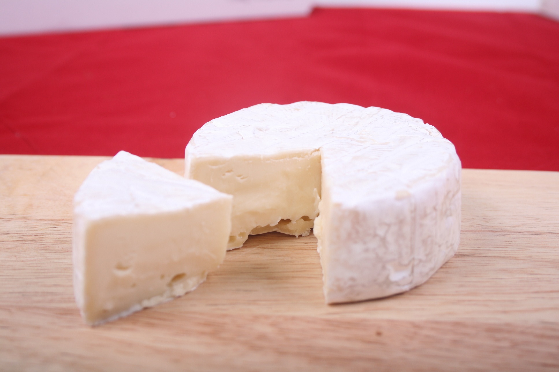 Бесплатное фото Отрезанная долька сыра пармезана